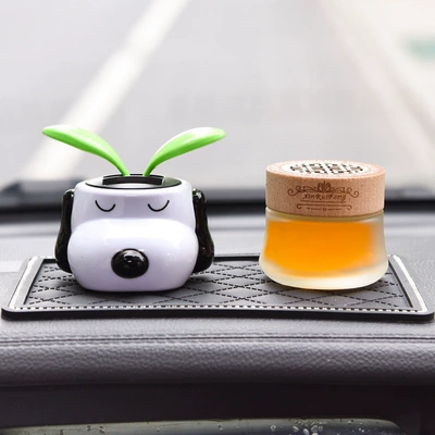 Perfplant seat, Snoopy dog car ornament - snoopy-osmanthus-wood-lid-aromatherapy-bottle-comes-with-diamond-studded-anti-slip-mat