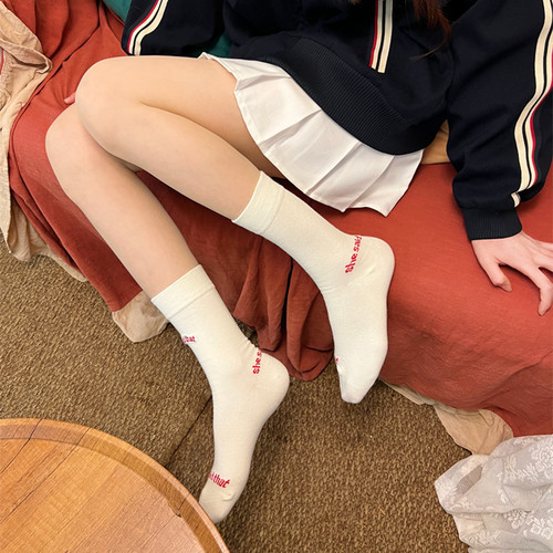 Korean streetwear She letter pure color embroidery crew socks for men and women, 100% cotton, Instagram trend, niche co-branding, bumpy socks