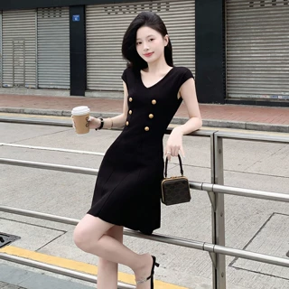深圳南油高端小香风气质收腰双排扣V领冰丝无袖背心针织连衣裙女