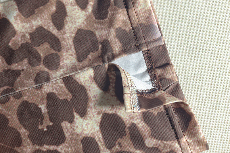 Blusa transparente con estampado de leopardo para mujer, pantalón asimétrico con hombros descubiertos, manga larga, pantalón corto, dos piezas