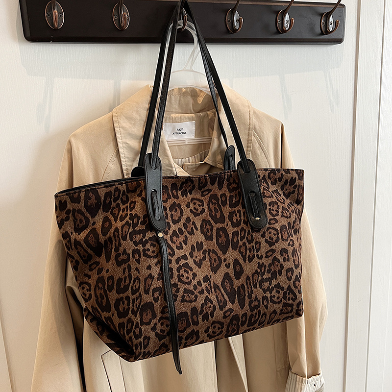 올해 인기있는 대용량 통근 레오파드 무늬 가방 여성의 2024 새로운 패션 가을과 겨울 패션 올 매치 숄더 토트 백