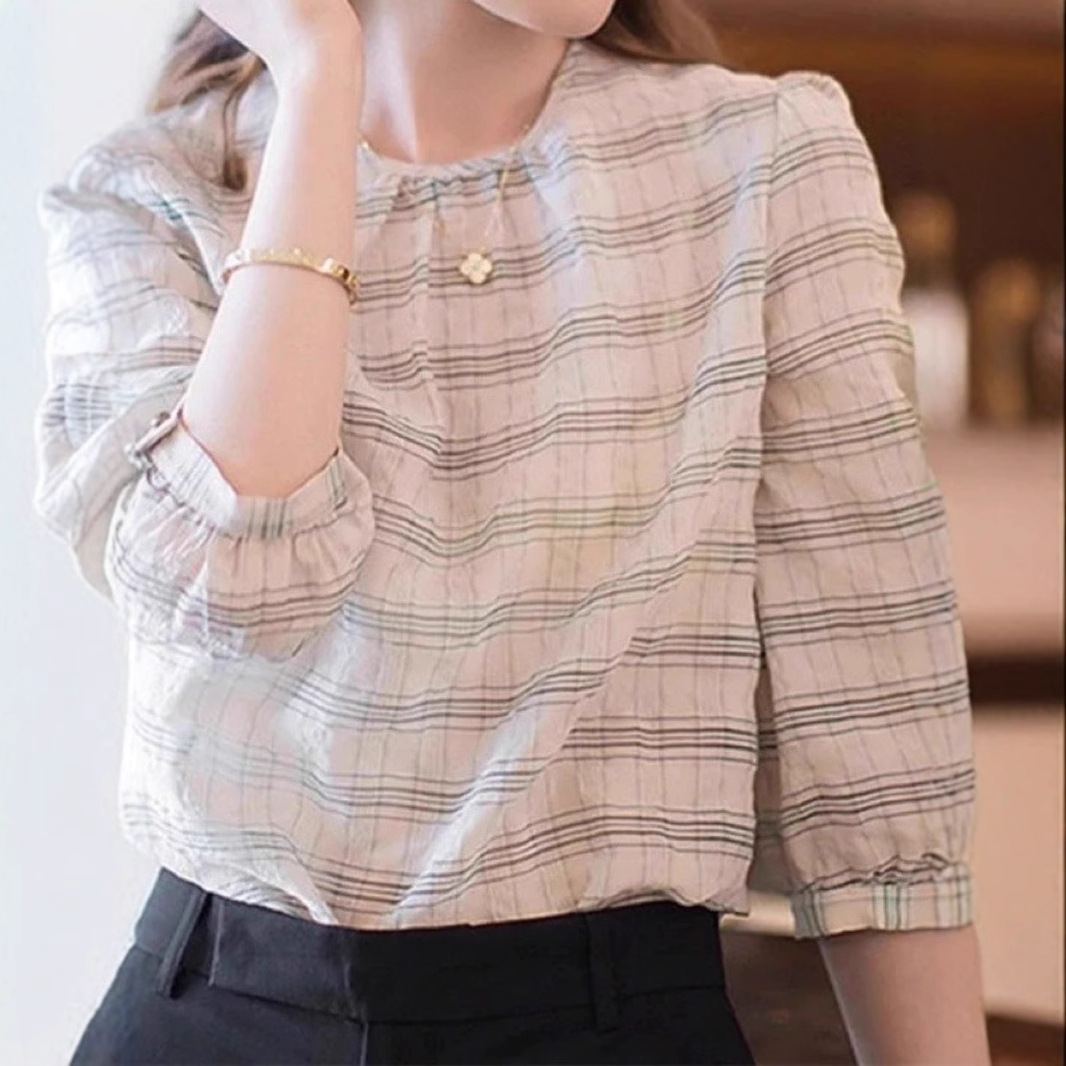 Summer T-shirt for leisure with a round collar