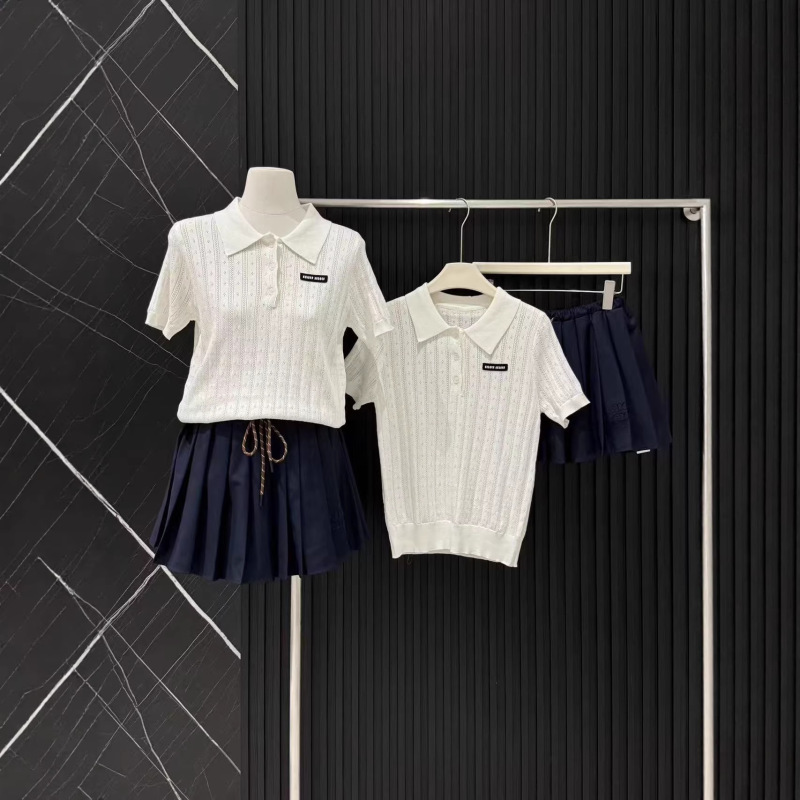 Miu Miu High-End Version Letter Patch Short-Sleeve Polo Collar Knit Top for Women, Summer Thin Style, Chanel-Inspired Hollow-Out Design