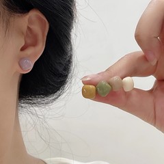 2025 新しい小さな角砂糖シンプルな気質イヤリング女性のニッチデザインハイエンドイヤリング小さくて多用途なイヤリング