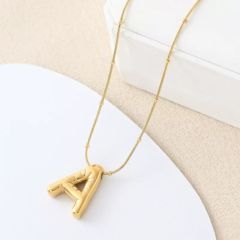 TEMU热销配饰26个英文字母表钛钢铸造字母项链女百搭高级感锁骨链