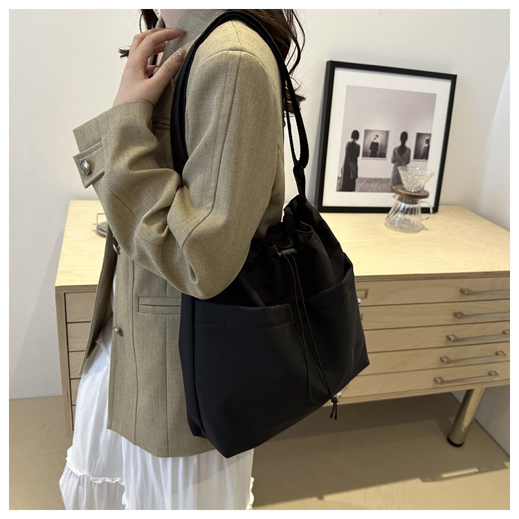 The popular autumn and winter bags for women in 2024: large-capacity crossbody bag, Tote commuter bag, single-shoulder bag, soft undefined