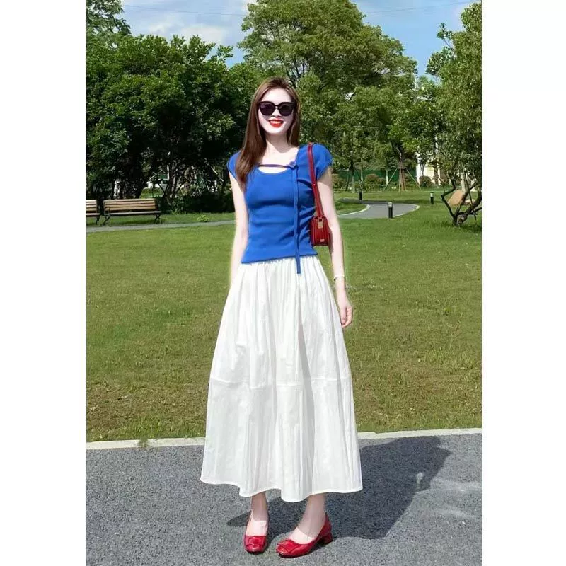 Полный комплект женских летних новых синих трикотажных футболок и белых юбок для легкого и зрелого стильного дорожного комплекта.