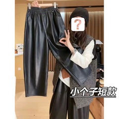 欧米の黒いpuの皮のズボンの女性の秋冬の新型は柔らかくて、八分の広い足はやせている小さい背の曲がった刀のカジュアルなズボンを現します。