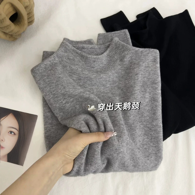 Women's soft knit top for fall and winter, can be worn as outerwear, with a semi-high collar, stand-up collar, loose fit, and a milky white color Women's soft knit top for fall and winter, can be worn as outerwear, with a semi-high collar, stand-up collar, loose fit, and a milky white color