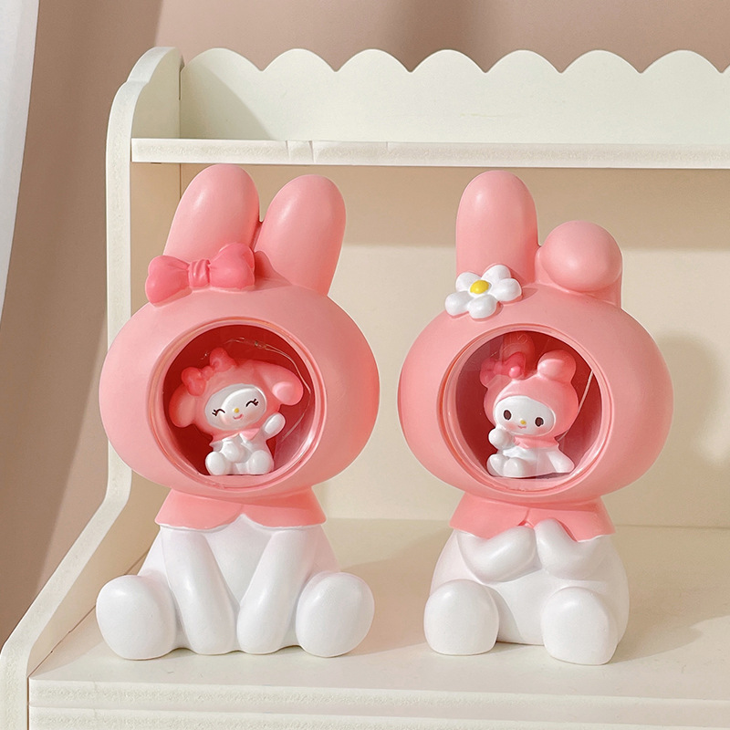 크리에이티브 쿠로미 멜로디 장식 수지 돼지 저금통 야간 조명 흔들리는 머리 침실 장식 어린이 선물 도매