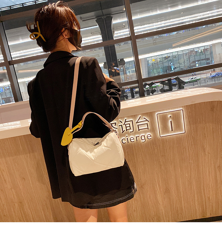 Fashion Texture Handbag 2021 New Niche Rhomboid Pillow Bag Messenger Bag display picture 2