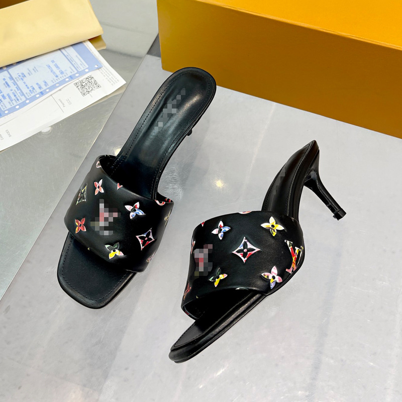 Sandalias casuales de moda europea y americana 2025 nuevas zapatillas de cuña en relieve de moda de cuero mujer playa transfronteriza 8,5 cm