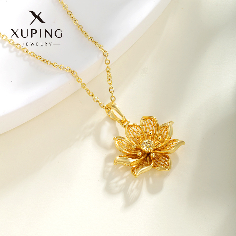 Xuping aleación de cobre ligera de lujo hueco collar de colgante de loto guanyin mujer elegante collar de flores retro colgante al por mayor
