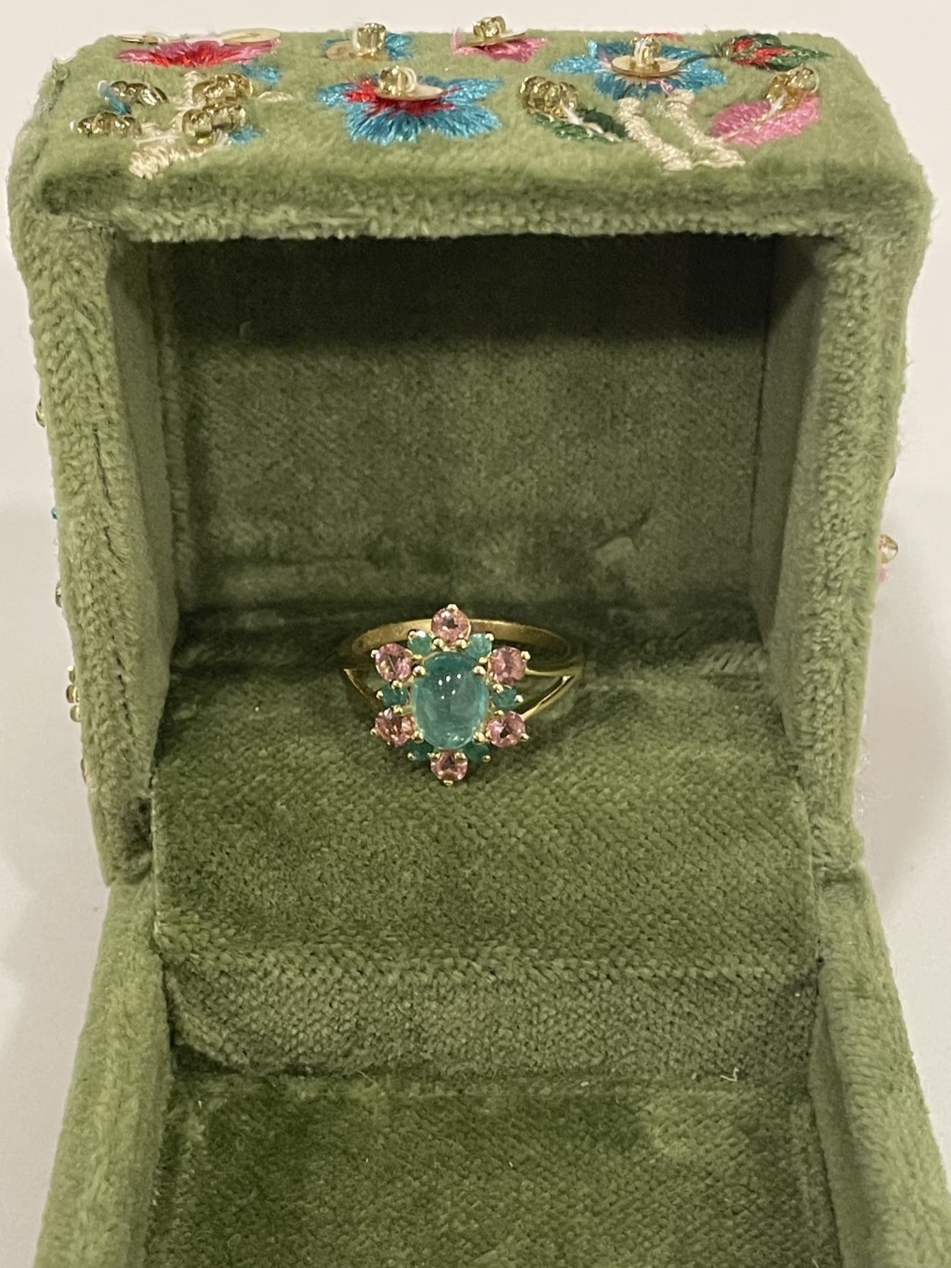 Anello vintage con cabochon in tormalina verde stile elegante_voghion.com