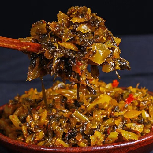 Wholesale pickled mustard greens from a traditional earthen jar, homemade Yunnan sour pickled vegetables, a local specialty from Miedu, sour and spicy fish.