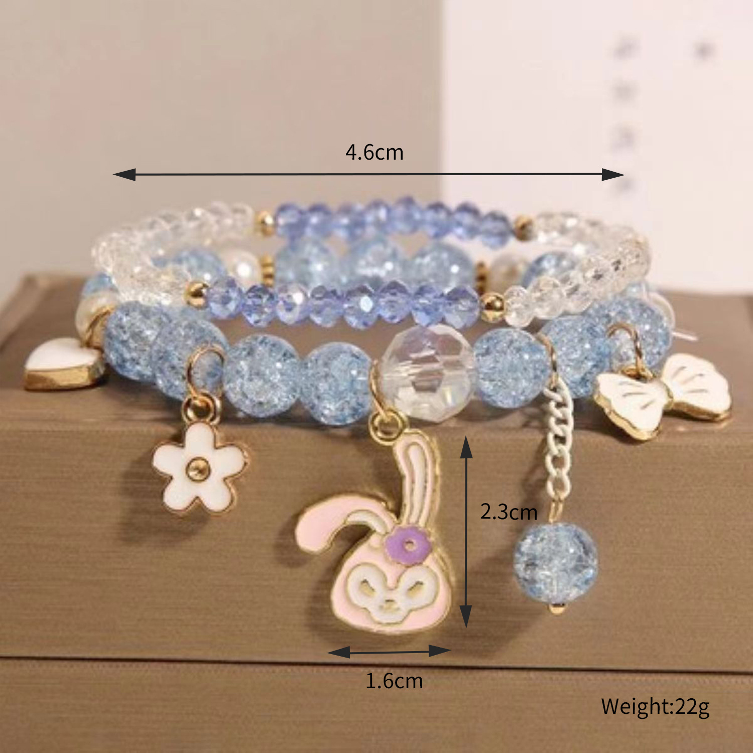 Conejo azul con orejas largas