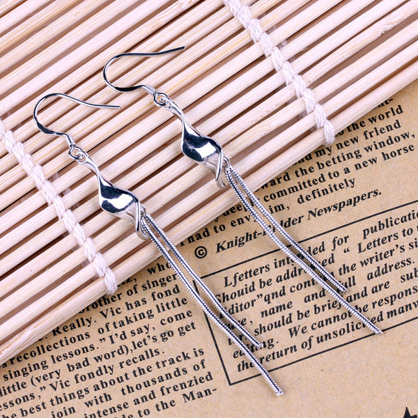 Elegant geometric earrings with tassels