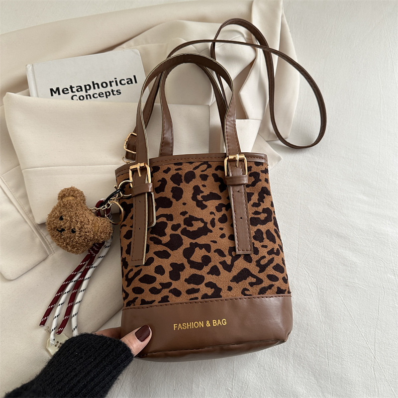 Nicho coreano bolso mate mujeres 2024 nuevo otoño invierno bolso de hombro de alto nivel retro bolso de cubo