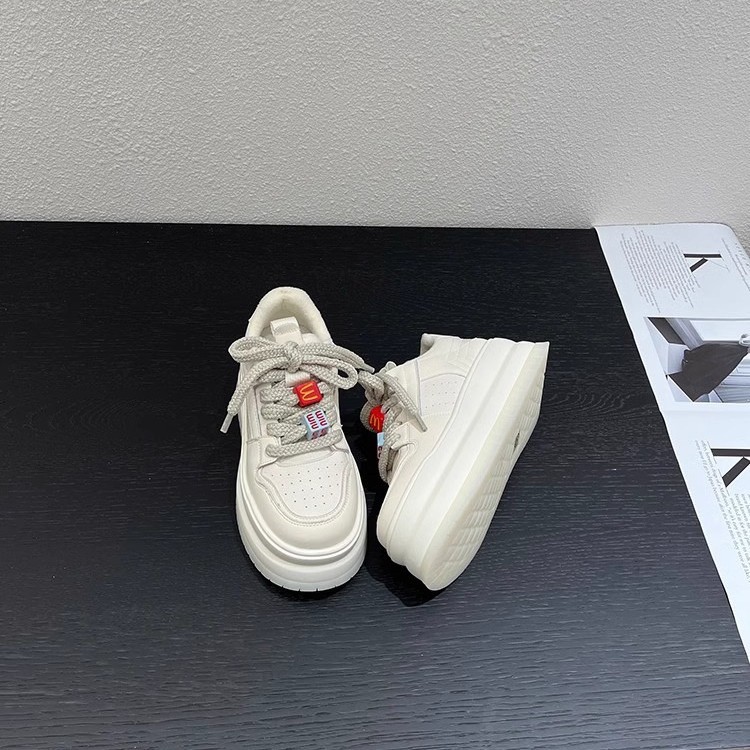 Pequeño 6cm de cuero más zapatos muffins de lana mujeres 2024 invierno nueva moda versátil pan casual pequeño zapatos blancos moda