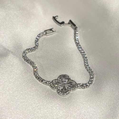 Micro-paved zircon crystal four-leaf clover bracelet, adjustable bracelet, same style light luxury style lady bracelet