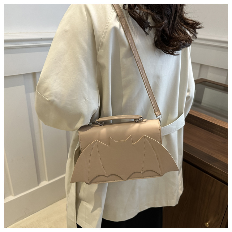 A new 2024 European and American Halloween single-shoulder bag for women, with a unique and funny bat style and a trendy crossbody bag undefined