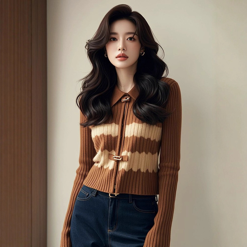 Maillard Wears a High-End Retro Brown Contrasting Knitted Cardigan for Women in Autumn and Winter with a Sweater as a Base Layer