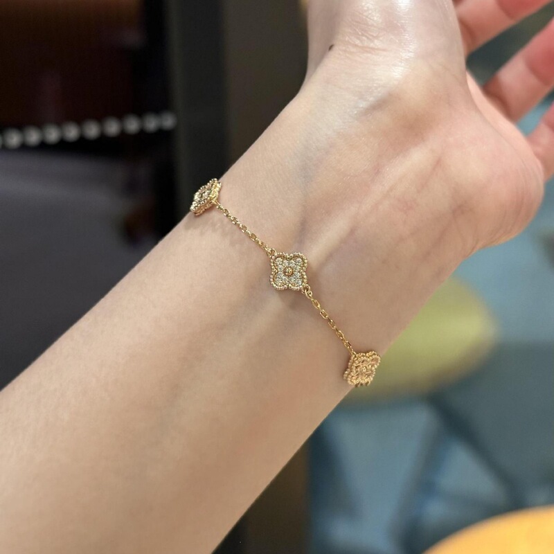Mini four-leaf clover six-flower bracelet, high-quality V-gold version, 18K gold plated, full diamond flower bracelet, elegant and fashionable Mini four-leaf clover six-flower bracelet, high-quality V-gold version, 18K gold plated, full diamond flower bracelet, elegant and fashionable