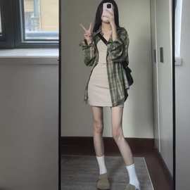 韩系慵懒复古学院风墨绿色衬衫磨毛贴标格子上衣+吊带裙两件套
