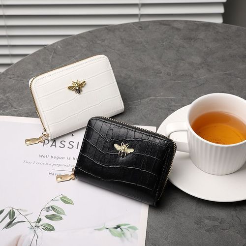Package Lady's exquisite and high-end card holder with multiple card slots, thin design, ID card and driver's license portable and safe.
