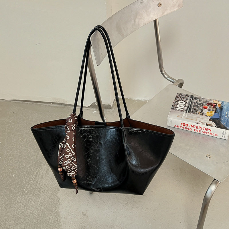 Túi tote nữ đeo vai thiết kế tối giản dáng shopping cỡ lớn — Cà phê màu lụa miễn phí khăn, Khăn lụa đen, Nâu lụa miễn phí khăn, Màu cà phê với khăn lụa chi tiết 13