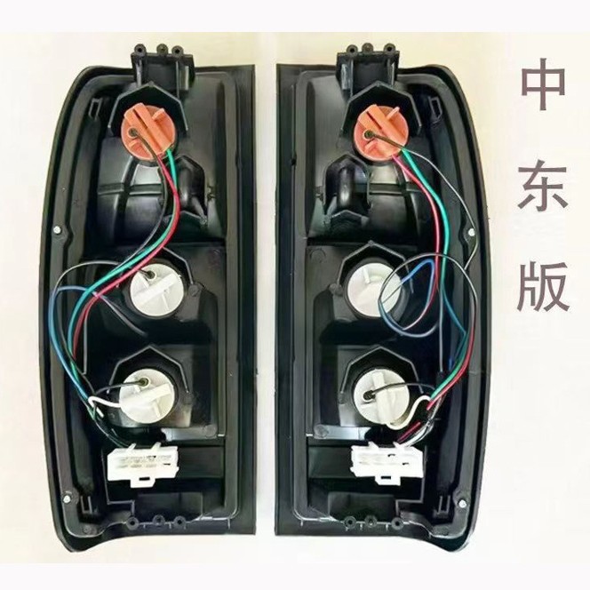 Aplicable a Nissan D22 pickup NAVARA luz trasera europea luz de dirección de Oriente Medio luz de niebla luz de freno