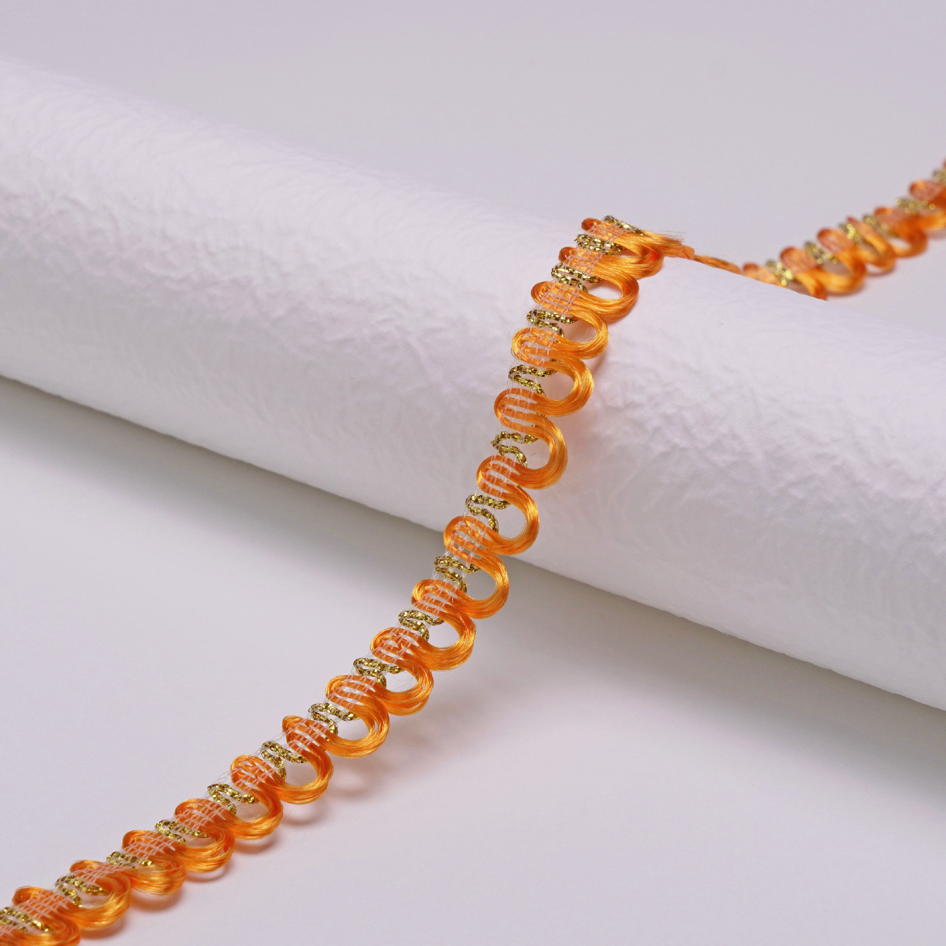 Suministro de stock directo de fábrica de 1cm de color dorado y plateado borde ondulado encaje ropa accesorios