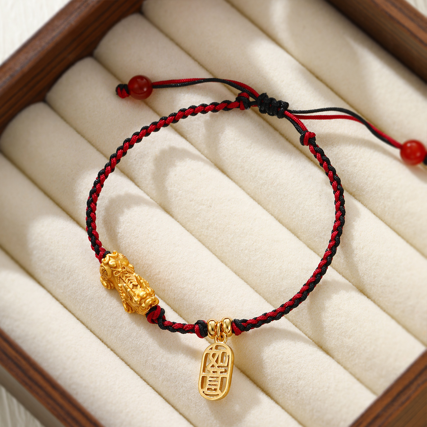 Xuping imitación de oro lujoso temperamento ligero tejido a mano pulsera de cuerda roja simple marca Fu Zhong joyas de Año Nuevo al por mayor mujeres