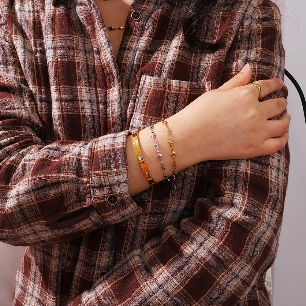 Acero de titanio de lujo ligero francés 18K oro real galvanoplastia amor estrella de cinco puntas collar transfronterizo pulsera INS juego de joyería al por mayor