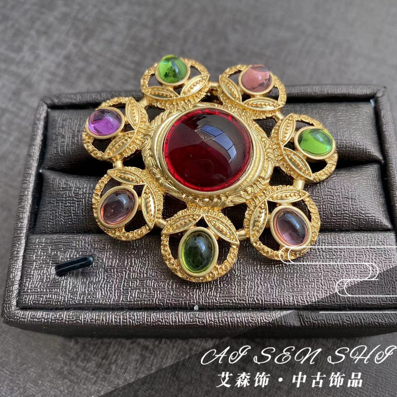Mid-ancient brooch artistic vintage gold-plated gemstone brooch western niche coat creative design Post brooch