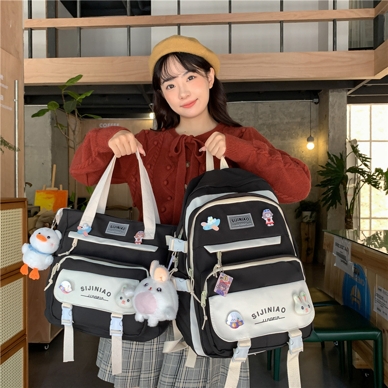 かばんの女性は背もたれを背負っています。|undefined