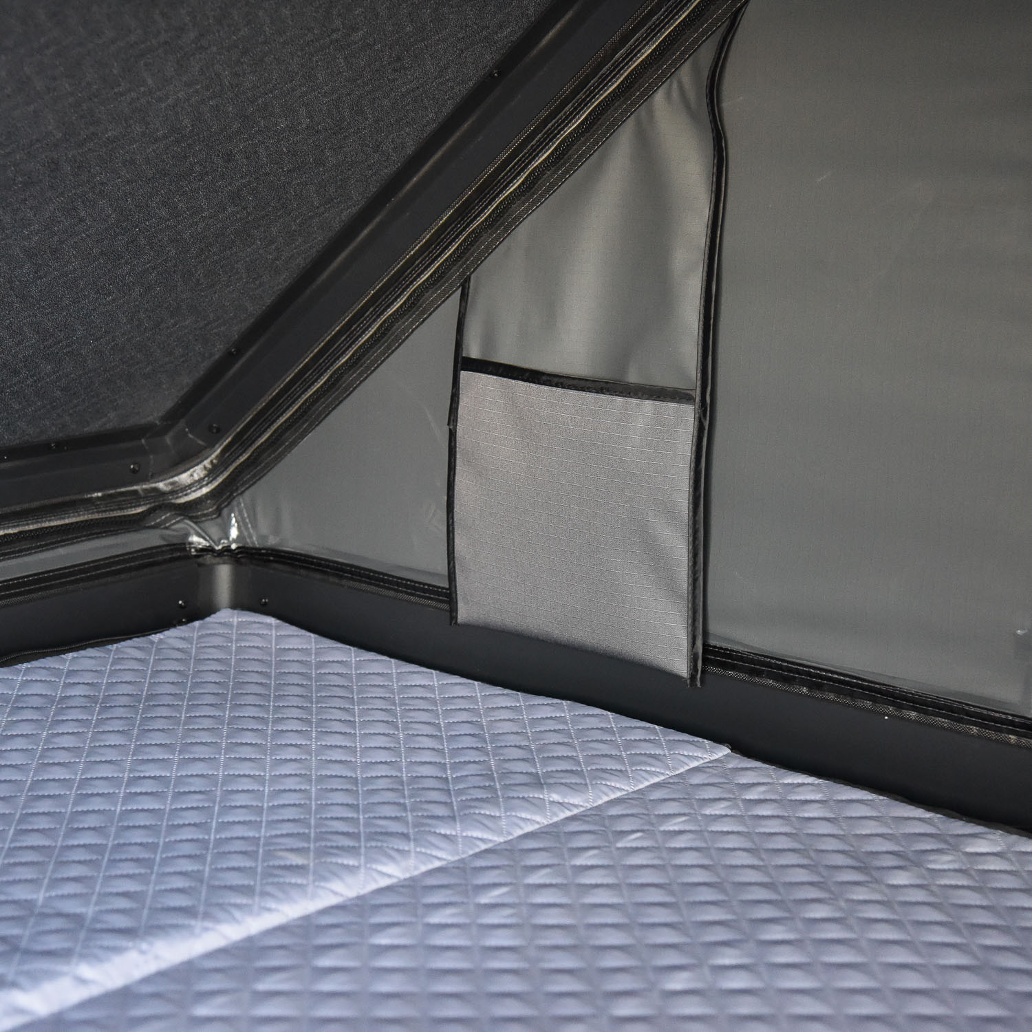 Outdoor Camping Quick-Open Aluminum Shell Hard-Top Roof Tent for Suv, Sedan, Mountain Camping, Hunting, and Stargazing