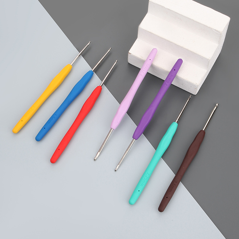 Amazon Hot Sale Candy Color Soft Handle Crochet Set Sweater Knitting Tools Aluminum Crochet TPR Fine Crochet Set