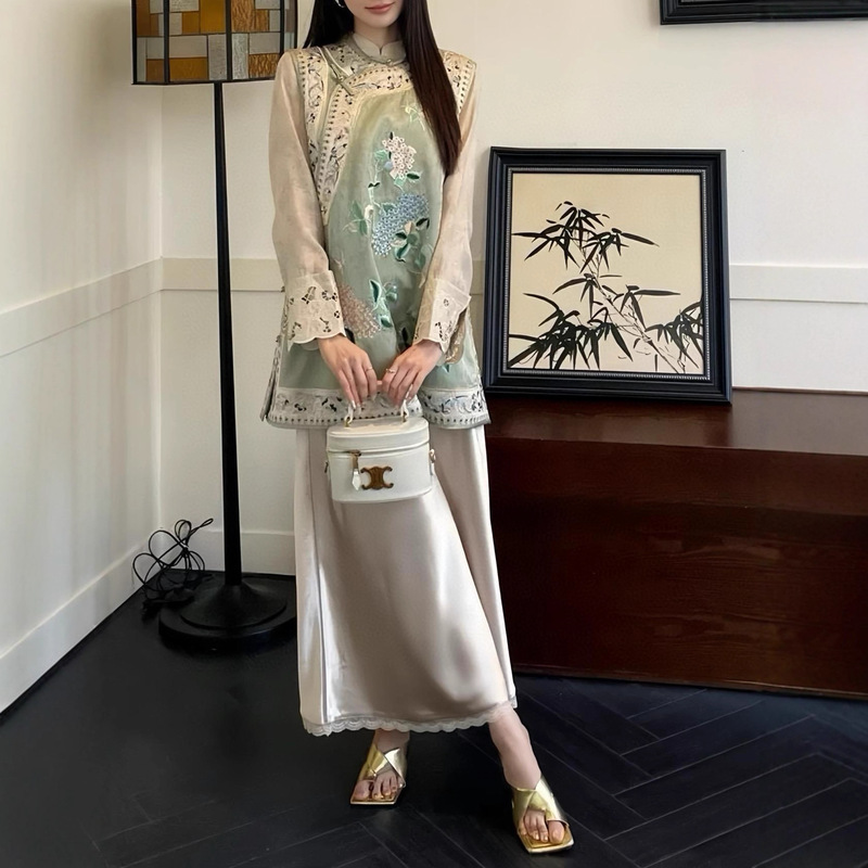 Chinese-Style High-End Exquisite Embroidered Plate-Button Vest with Heavy Craftsmanship, Diagonal Placket, Plate-Button Stand Collar, and Elegant and Exquisite Embroidery Design