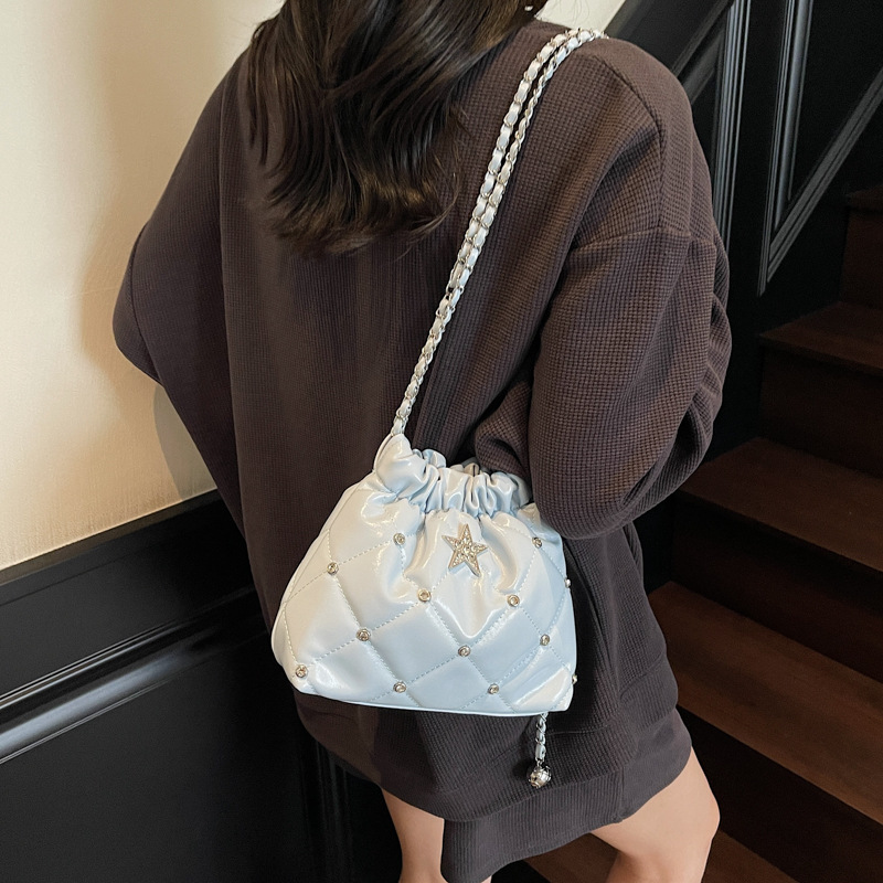 Bolso de cadena de rombos de fragancia pequeña transfronteriza para mujer 2025 nuevo estilo estilo occidental bolso de hombro de viajero salvaje bolso de cubo de mensajero