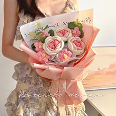 大きな束のニットの毛糸の花束の完成品のアイデアの女神のバラの女性の日は彼女の親友の誕生日を送ります。