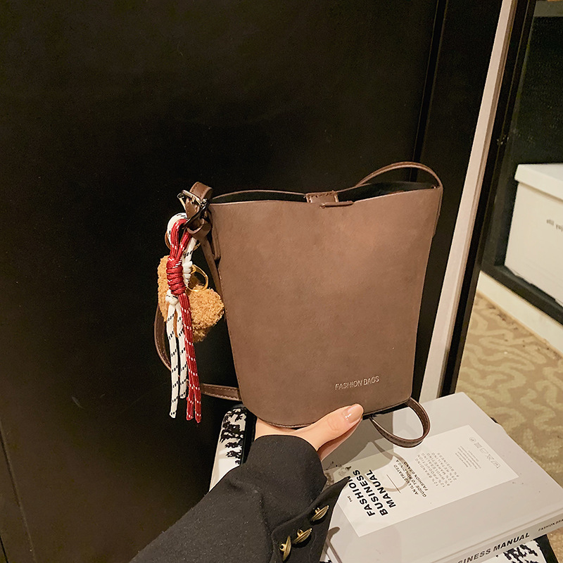 Bolsa de mano de seda retro esmerizada de alta calidad para mujeres 2025, nuevo bolso de balde de primavera simple y versátil.