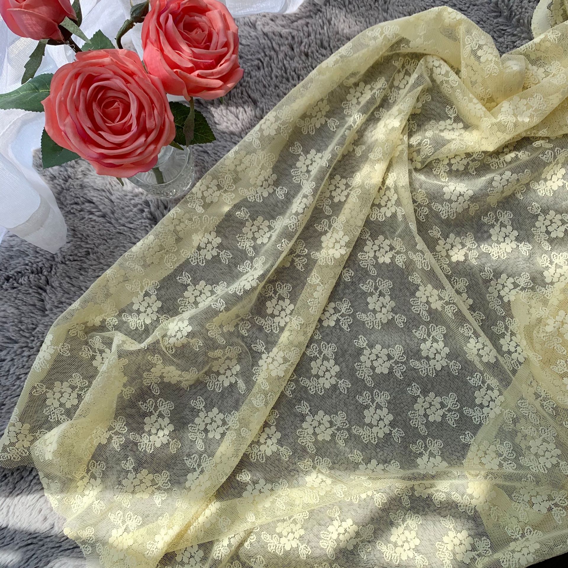 Tela de encaje de poliéster tridimensional pequeña tela de jacquard floral para niños Hanfu al por mayor estera de mesa de malla mantel de encaje