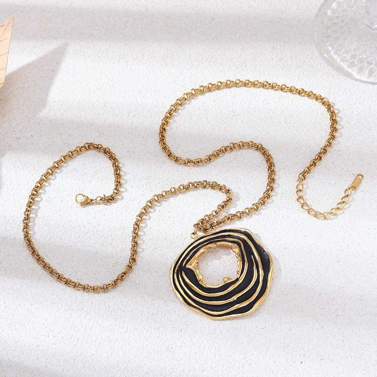Alta Europa y América de acero inoxidable exagerado collar ligero lujo alto sentido de diseño versátil sentido de cadena de clavícula hueca irregular para mujeres