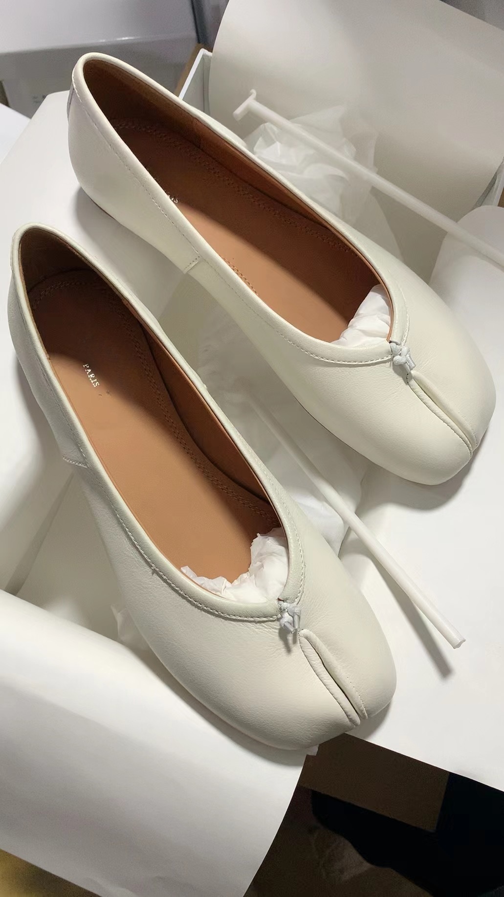Flat bottom, creamy white wrinkle-free apricot lining