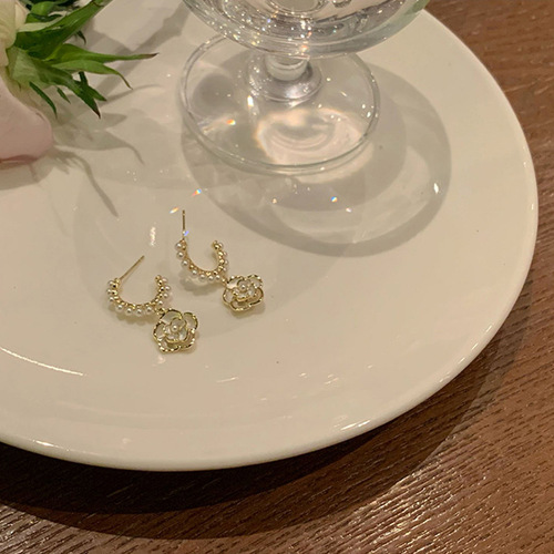 S925 Silver Needles Light Luxury Versatile Geometric Pearl Earrings for Women Unique Design High-end Camellia Flower Pendant Earrings