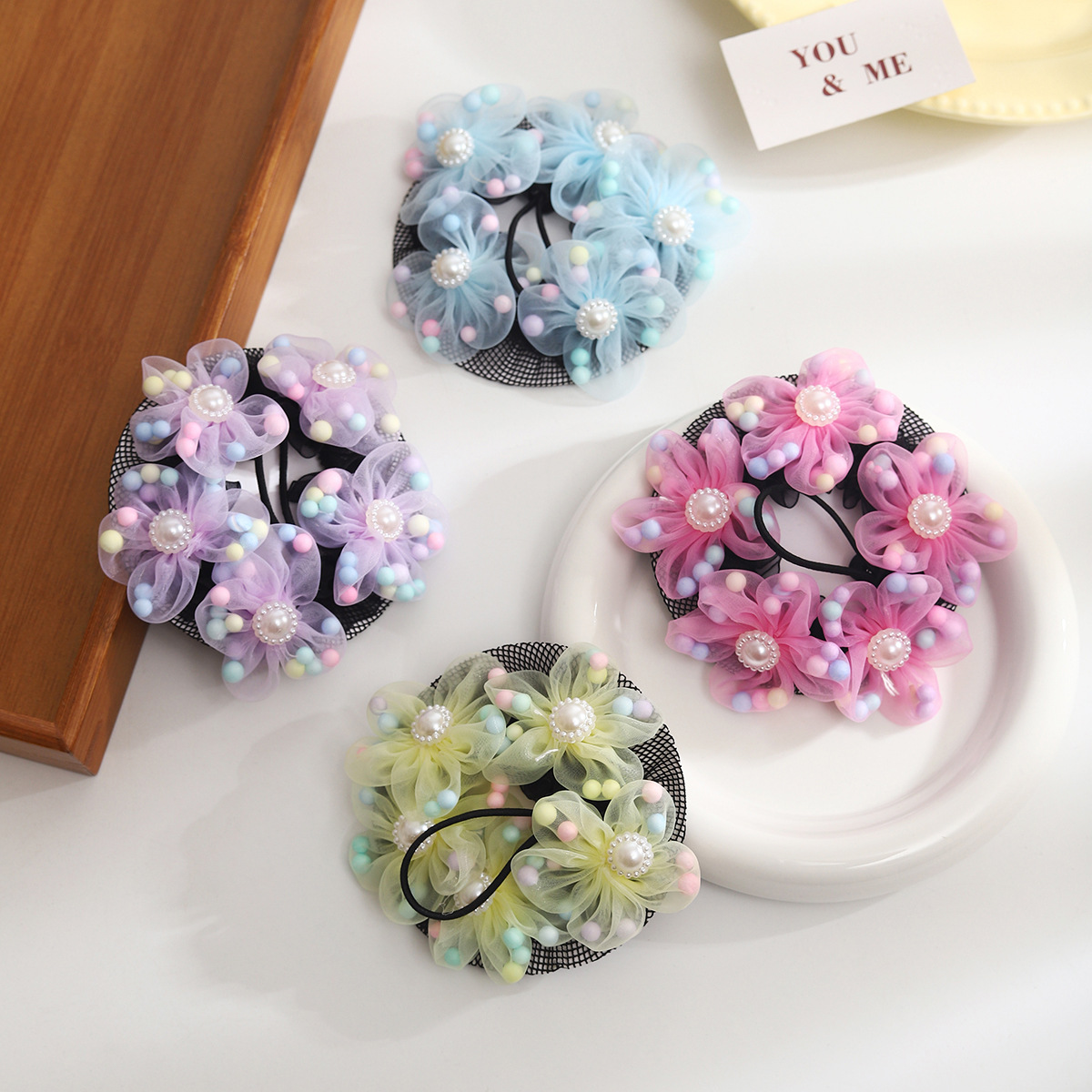 Redecilla para moño de niña con accesorio de flor_voghion.com