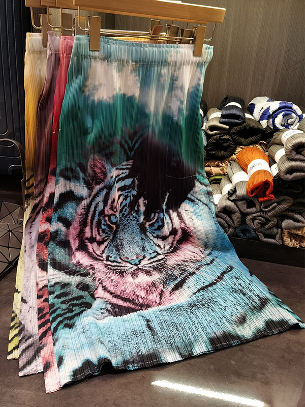 2023 new women's artistic tiger print fashionable fashionable and interesting design pleated midi skirt 2023 new women's artistic tiger print fashionable fashionable and interesting design pleated midi skirt