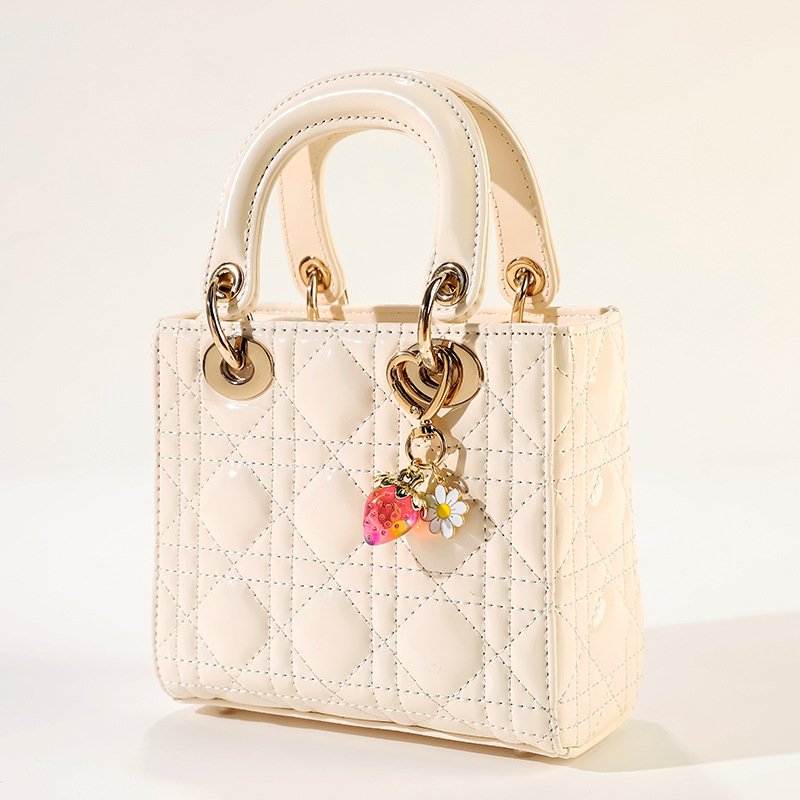 Personalidad encantadora corazón de niña dulce de fresa llavero en forma de corazón en línea popularidad femenina nueva bolso creativo llave joyería colgante image 4