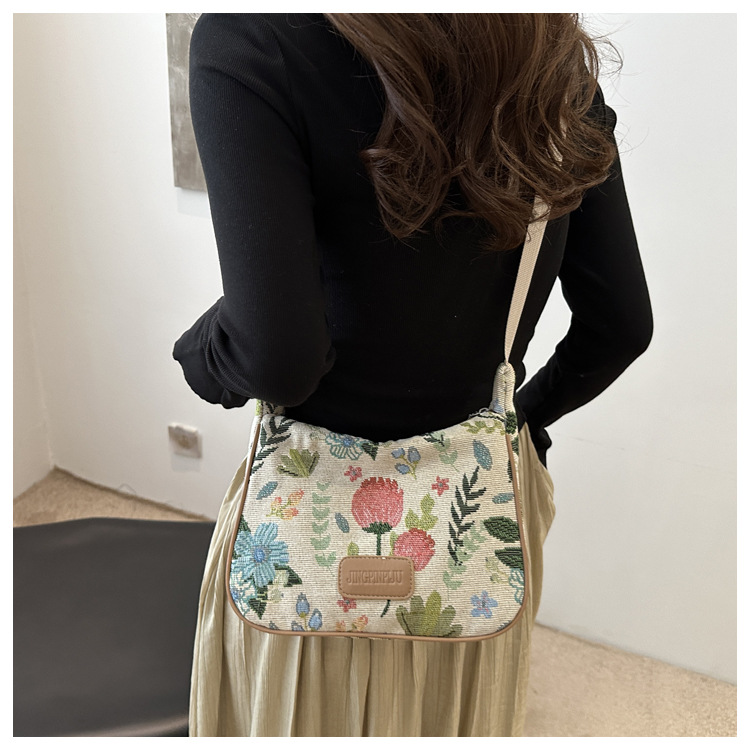 Popular fashion, simple, large-capacity printed trend 2024, fashionable patchwork canvas single-shoulder bag, small square bag, women's bag, trendy undefined
